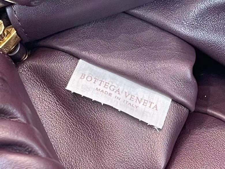 Bottega Veneta The Chain Pouch Bag In Grape Calfskin