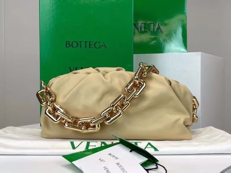 Bottega Veneta The Chain Pouch Bag In Porridge Calfskin