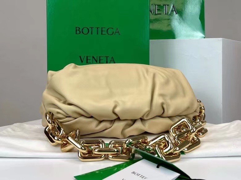 Bottega Veneta The Chain Pouch Bag In Porridge Calfskin