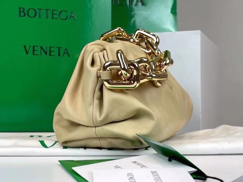 Bottega Veneta The Chain Pouch Bag In Porridge Calfskin