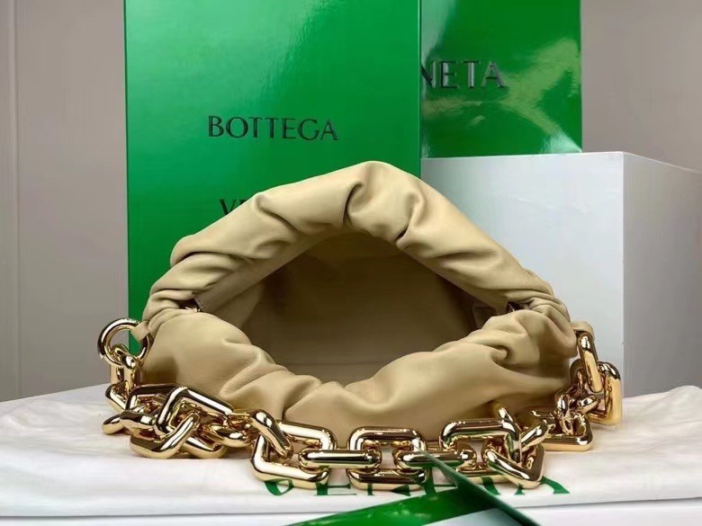 Bottega Veneta The Chain Pouch Bag In Porridge Calfskin