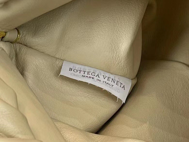 Bottega Veneta The Chain Pouch Bag In Porridge Calfskin