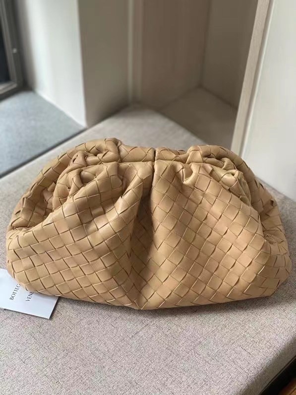 Bottega Veneta Large Pouch Clutch In Beige Intrecciato Lambskin