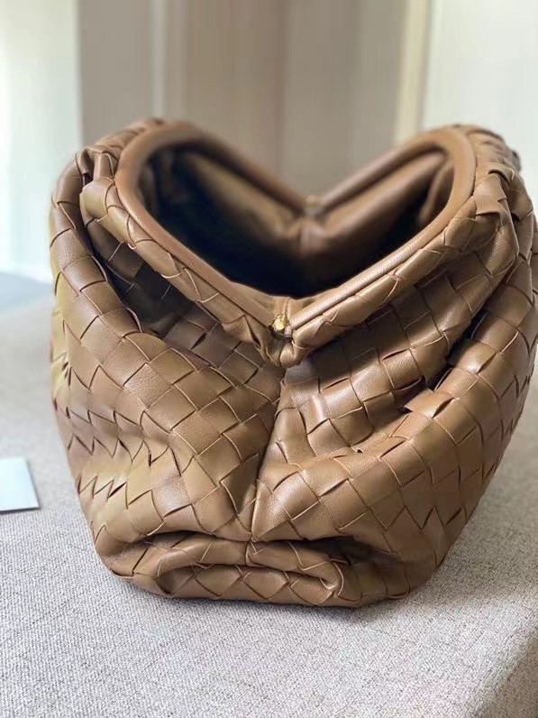 Bottega Veneta Large Pouch Clutch In Caramel Intrecciato Lambskin