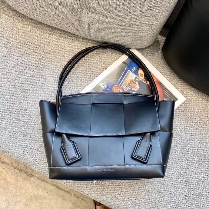 Bottega Veneta Arco Medium Bag In Black Intrecciato Calfskin