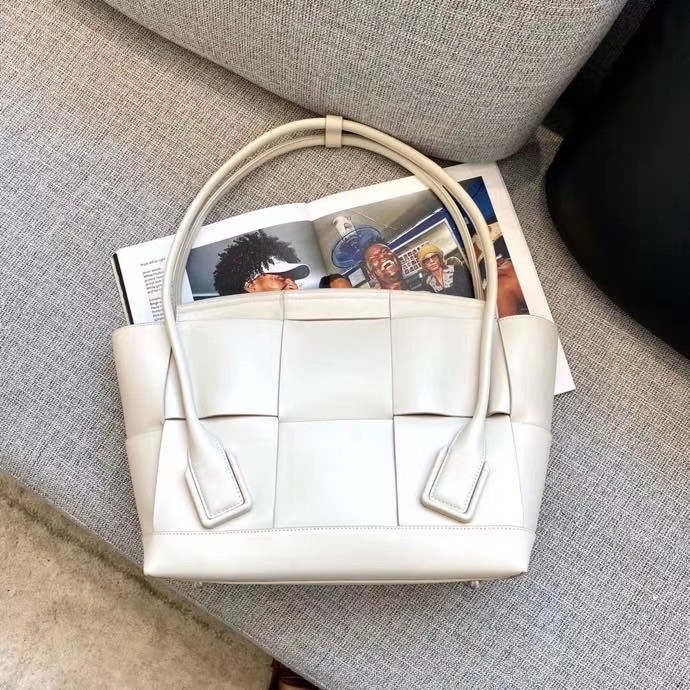 Bottega Veneta Arco Medium Bag In White Intrecciato Calfskin