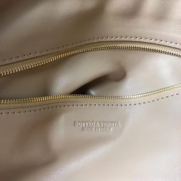 Bottega Veneta BV Jodie Small Bag In Beige Intrecciato Leather