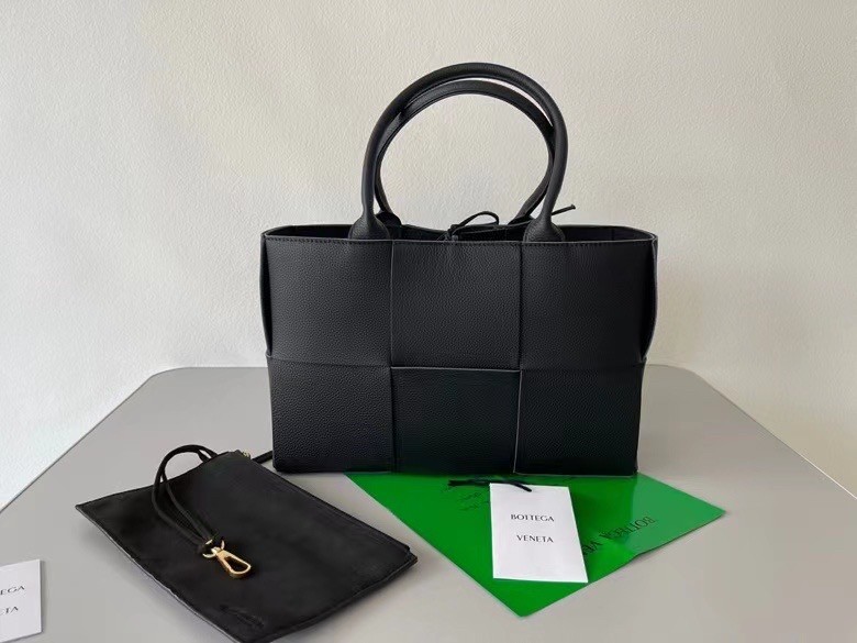 Bottega Veneta Arco Small Tote In Black Grained Leather