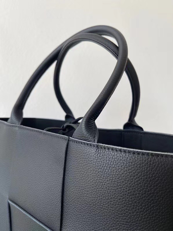 Bottega Veneta Arco Small Tote In Black Grained Leather