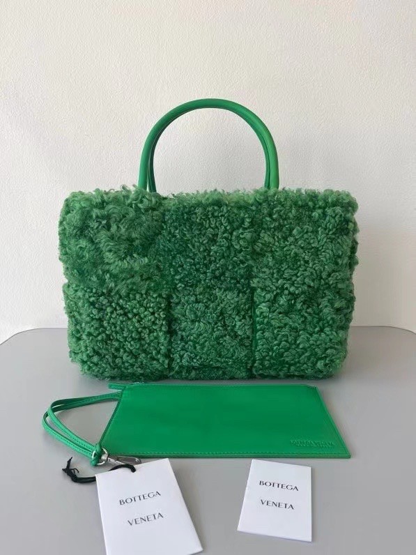 Bottega Veneta Arco Tote In Green Intrecciato Shearling