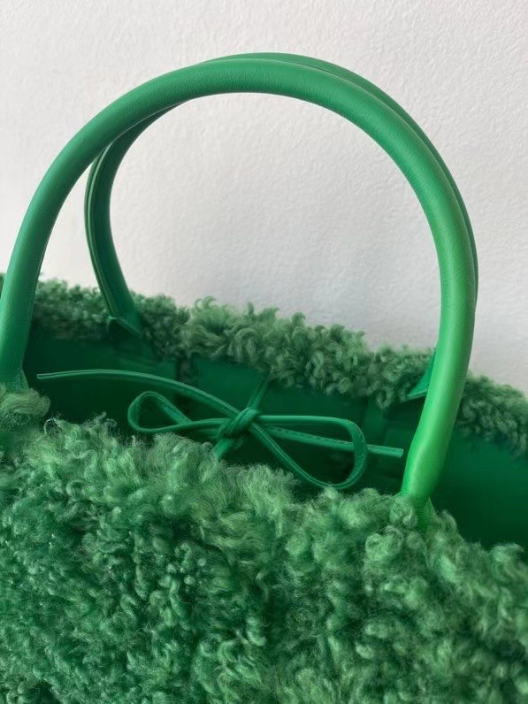 Bottega Veneta Arco Tote In Green Intrecciato Shearling