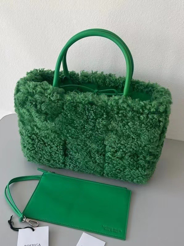 Bottega Veneta Arco Tote In Green Intrecciato Shearling