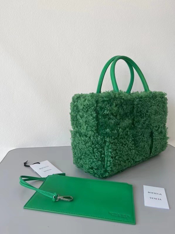 Bottega Veneta Arco Tote In Green Intrecciato Shearling