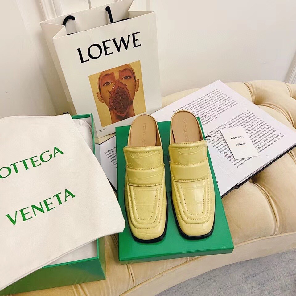 Bottega Veneta Mules In Butter Crocodile Embossed Leather