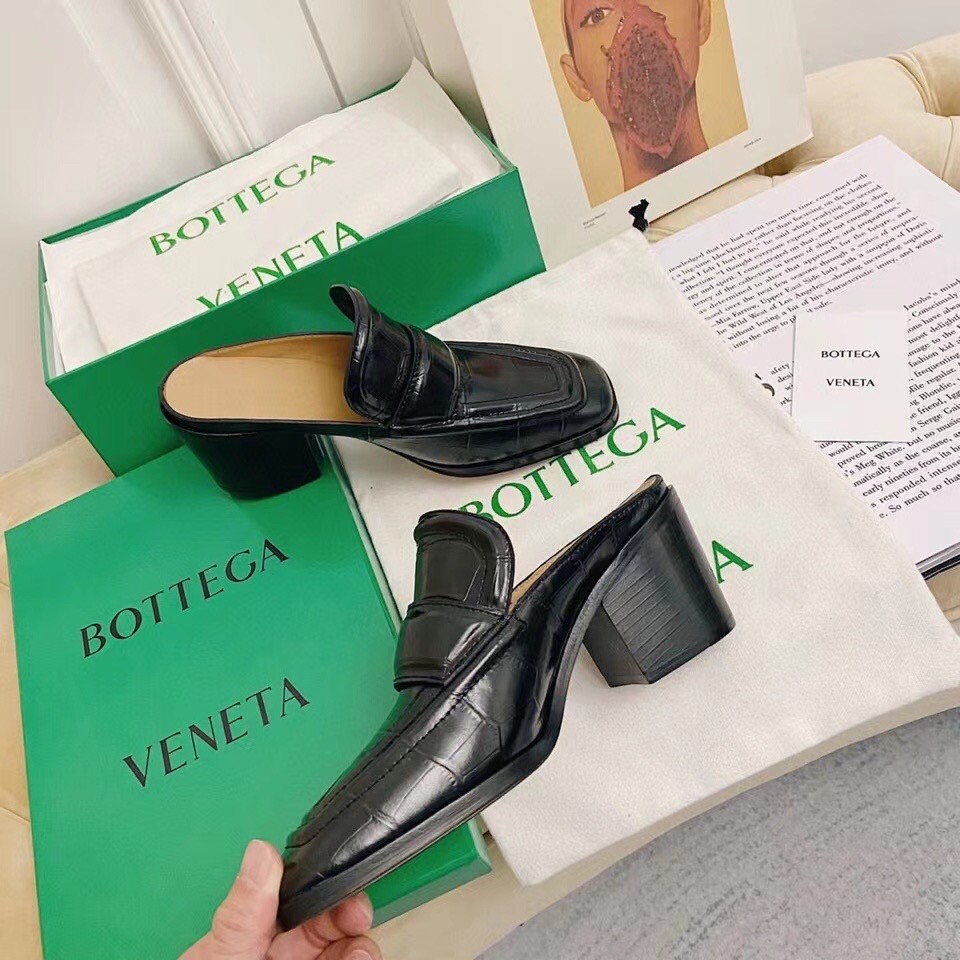 Bottega Veneta Mules In Black Crocodile Embossed Leather