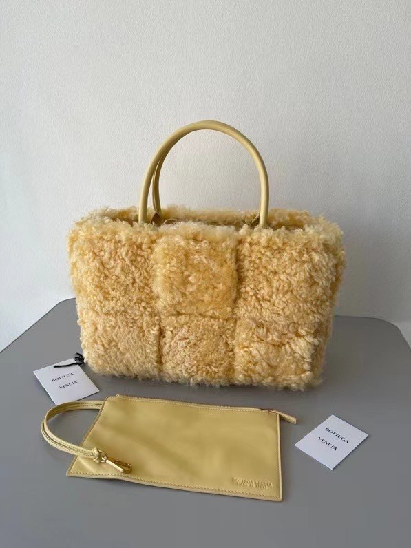 Bottega Veneta Arco Tote In Beige Intrecciato Shearling