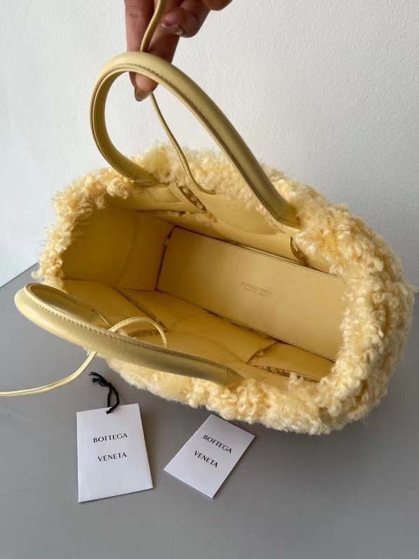 Bottega Veneta Arco Tote In Beige Intrecciato Shearling