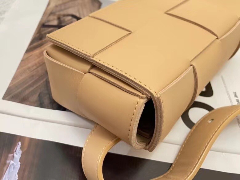 Bottega Veneta Cassette Belt Bag In Beige Intrecciato Leather