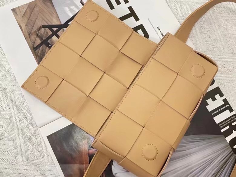 Bottega Veneta Cassette Belt Bag In Beige Intrecciato Leather