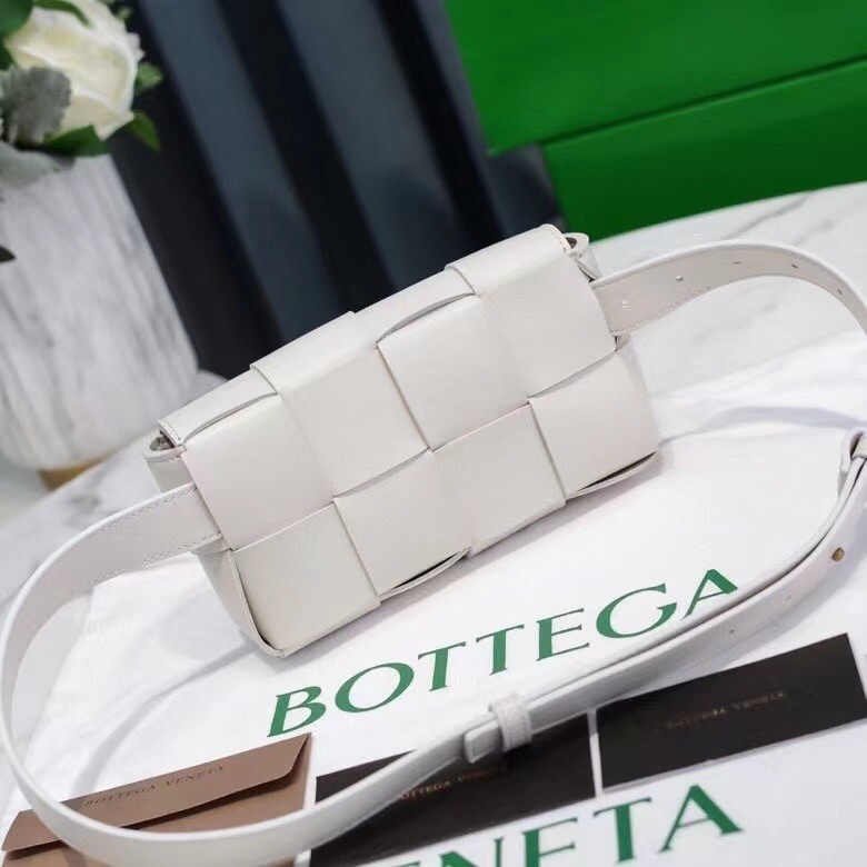 Bottega Veneta Cassette Belt Bag In White Intrecciato Leather