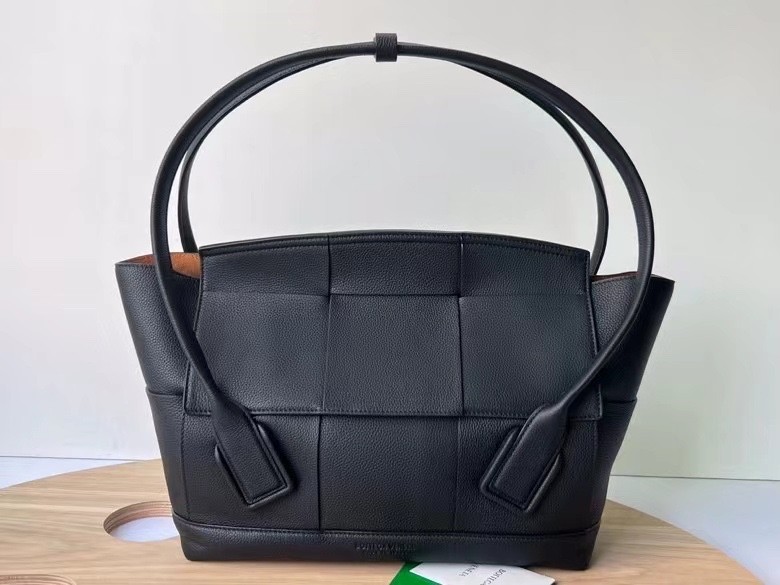 Bottega Veneta Arco Medium Bag In Black Grained Leather