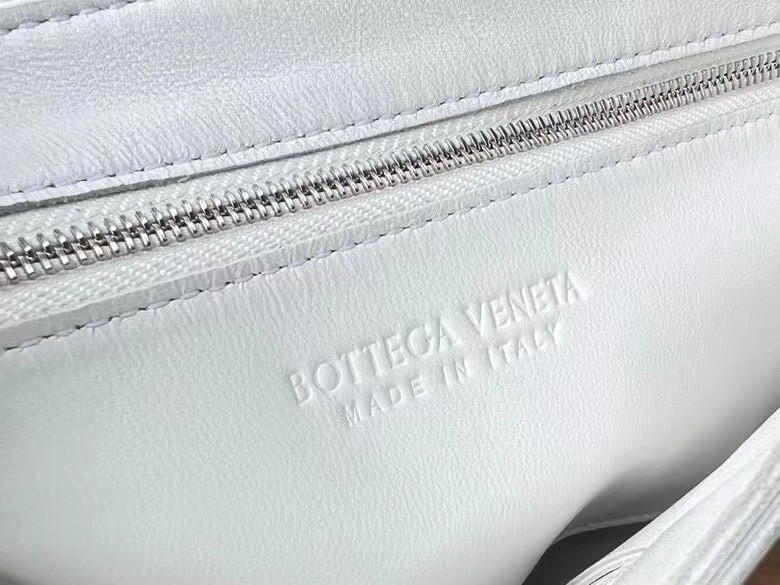 Bottega Veneta Cassett Fringed Bag In White Lambskin