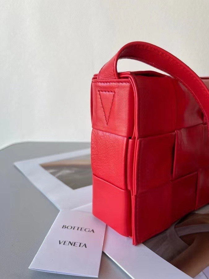 Bottega Veneta Cassett Bag In Red Wrinkled Calfskin