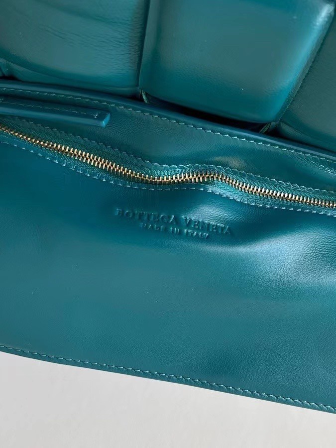 Bottega Veneta Padded Cassette Bag In Mallard Lambskin