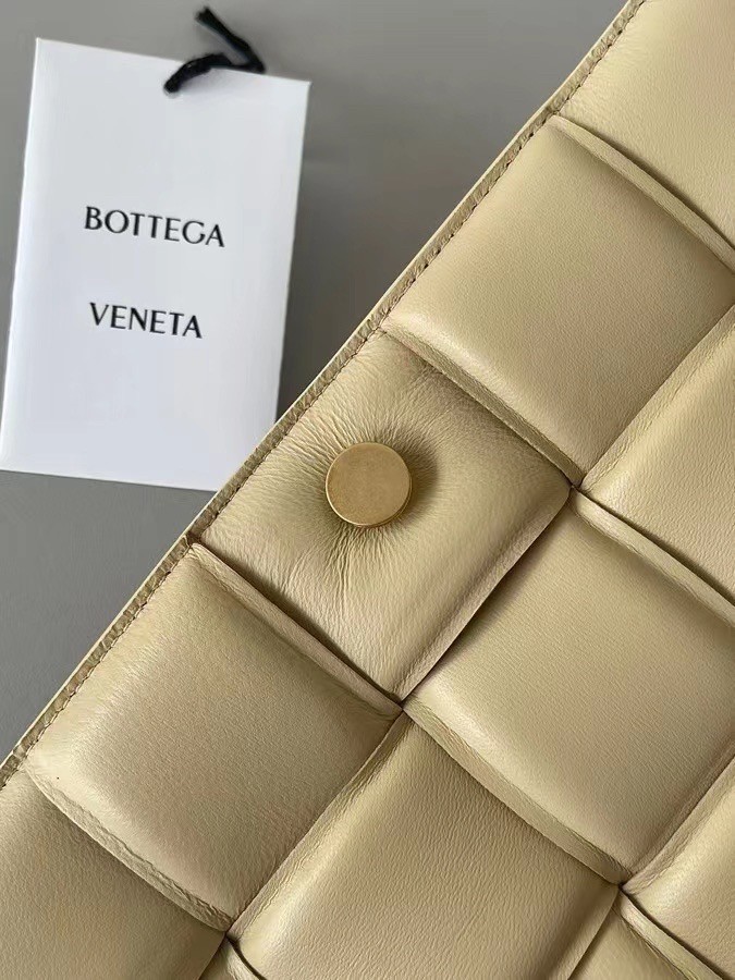 Bottega Veneta Padded Cassette Bag In Porridge Lambskin