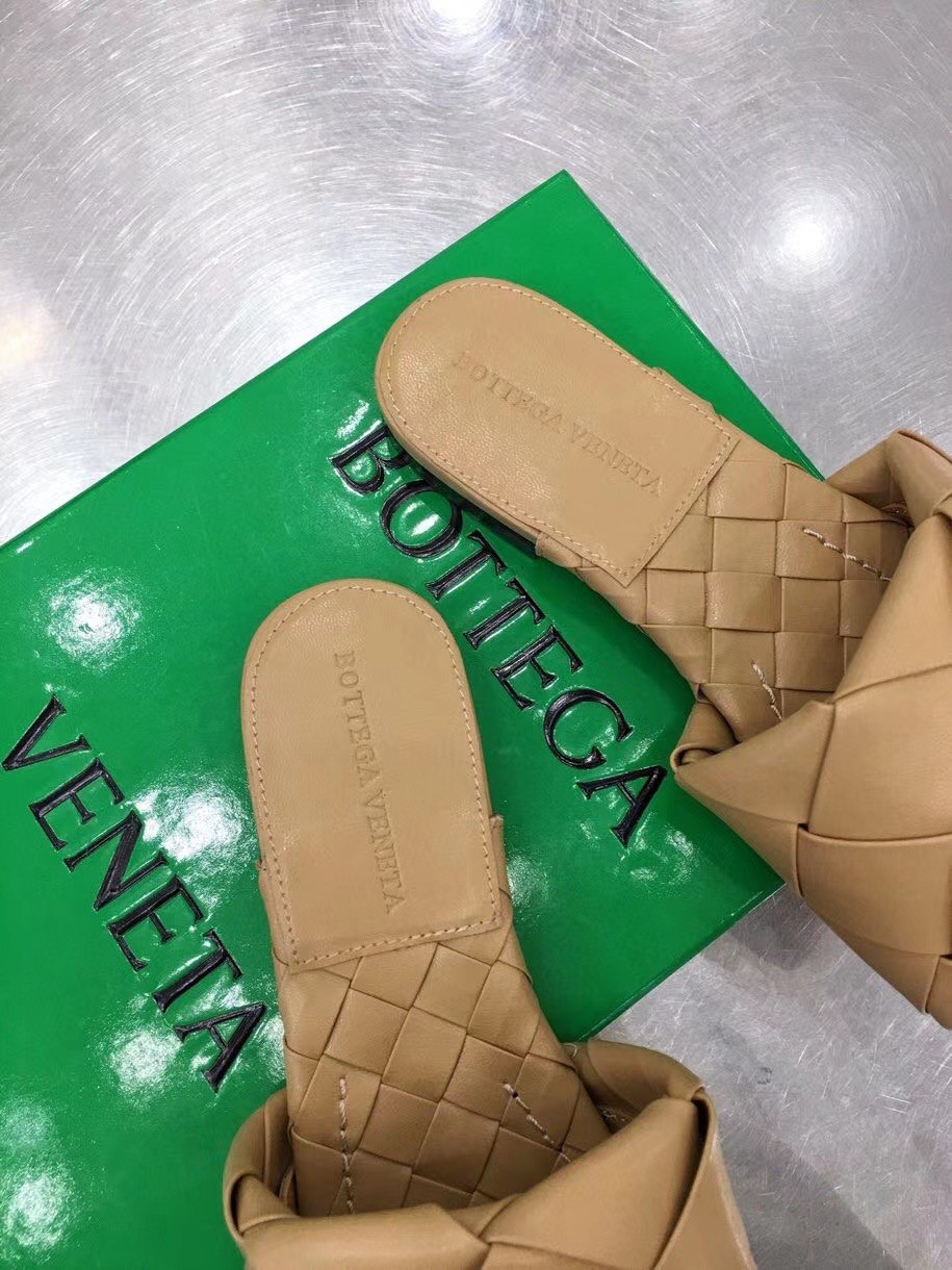 Bottega Veneta Lido Slides In Beige Intreccio Lambskin