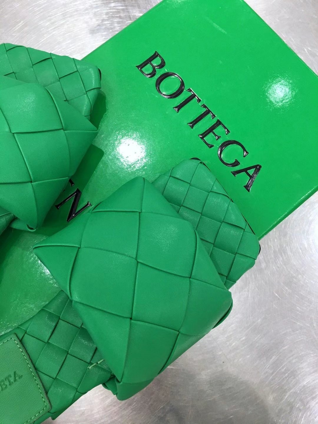 Bottega Veneta Lido Slides In Green Intreccio Lambskin