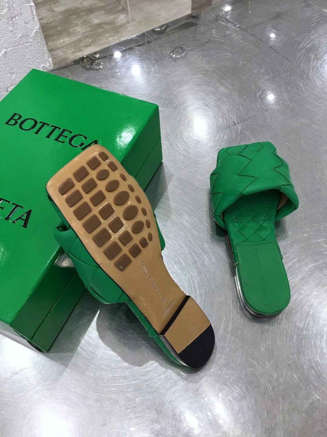 Bottega Veneta Lido Slides In Green Intreccio Lambskin