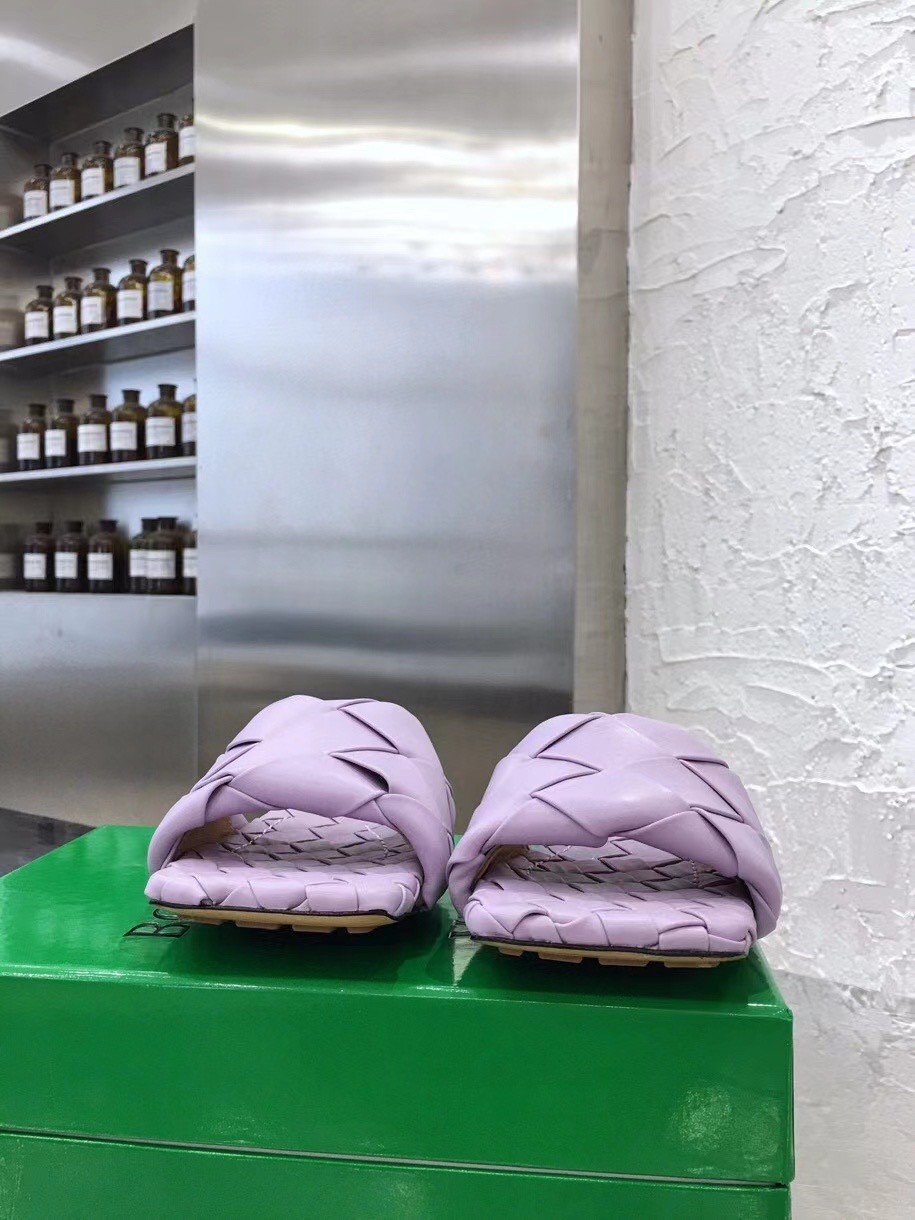 Bottega Veneta Lido Slides In Lavender Intreccio Lambskin