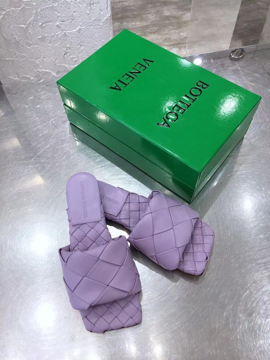 Bottega Veneta Lido Slides In Lavender Intreccio Lambskin