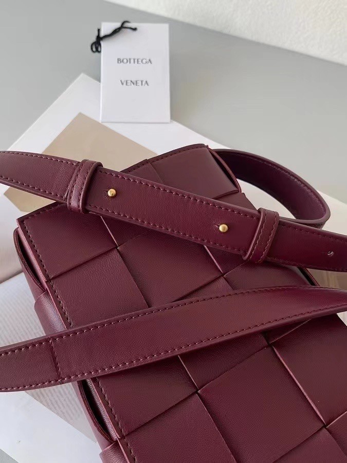 Bottega Veneta Cassett Bag In Bordeaux Intrecciato Lambskin