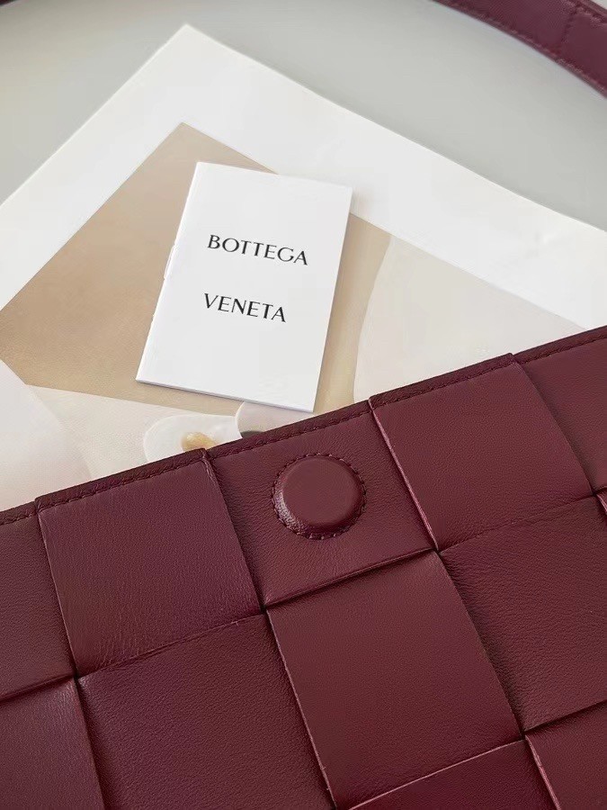 Bottega Veneta Cassett Bag In Bordeaux Intrecciato Lambskin