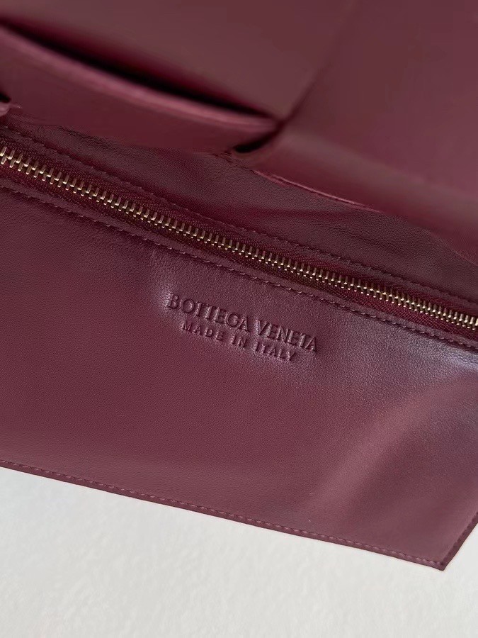 Bottega Veneta Cassett Bag In Bordeaux Intrecciato Lambskin