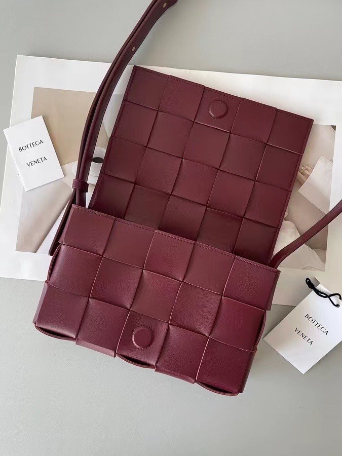 Bottega Veneta Cassett Bag In Bordeaux Intrecciato Lambskin