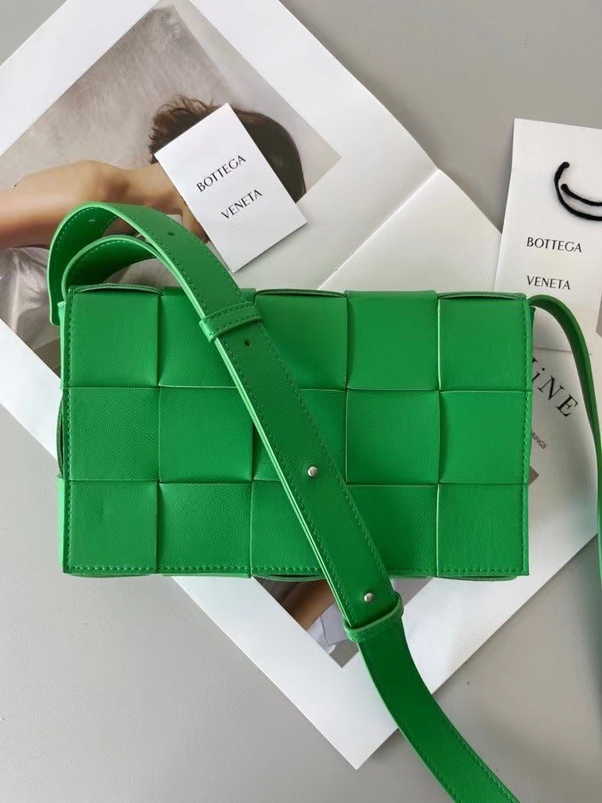 Bottega Veneta Cassett Bag In Green Intrecciato Lambskin