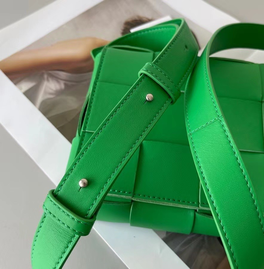 Bottega Veneta Cassett Bag In Green Intrecciato Lambskin