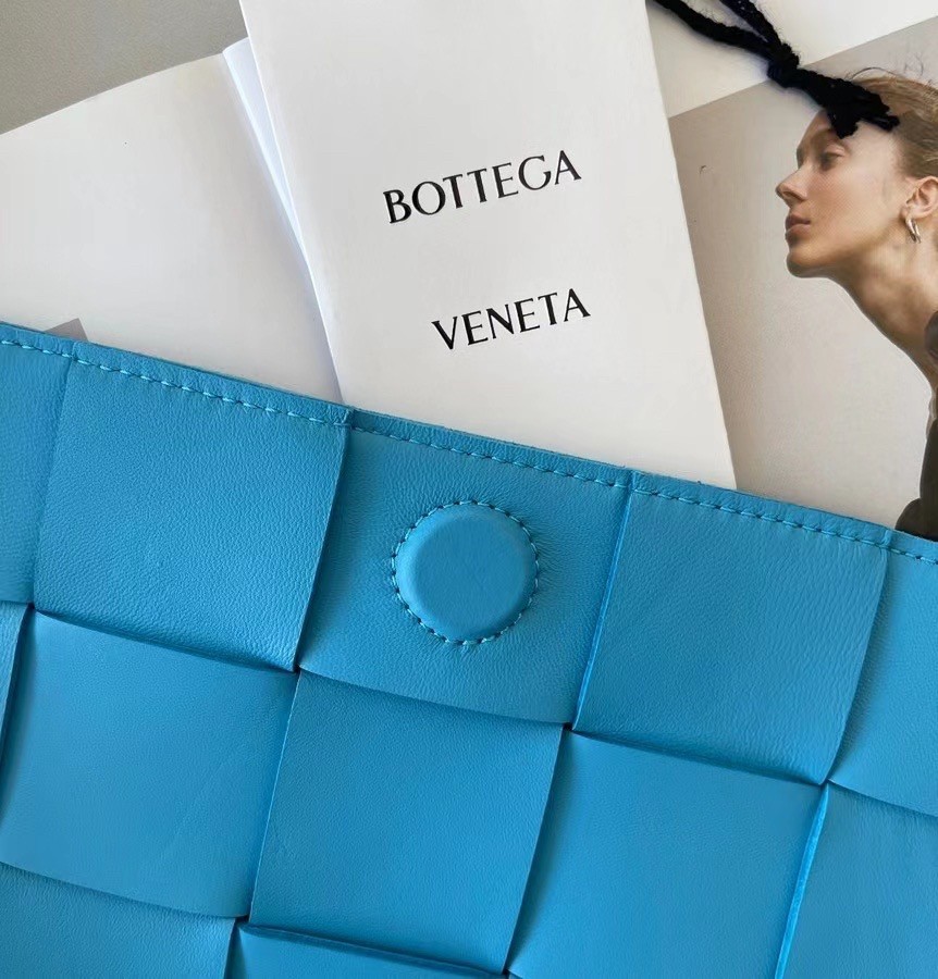 Bottega Veneta Cassett Bag In Mallard Intrecciato Lambskin