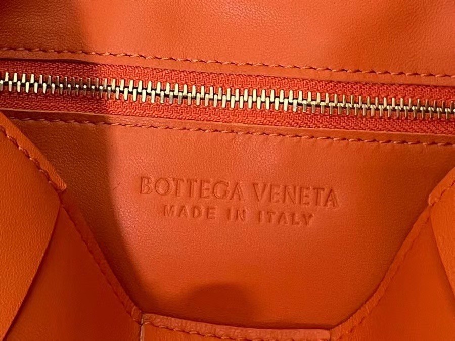 Bottega Veneta Cassett Bag In Orange Intrecciato Lambskin