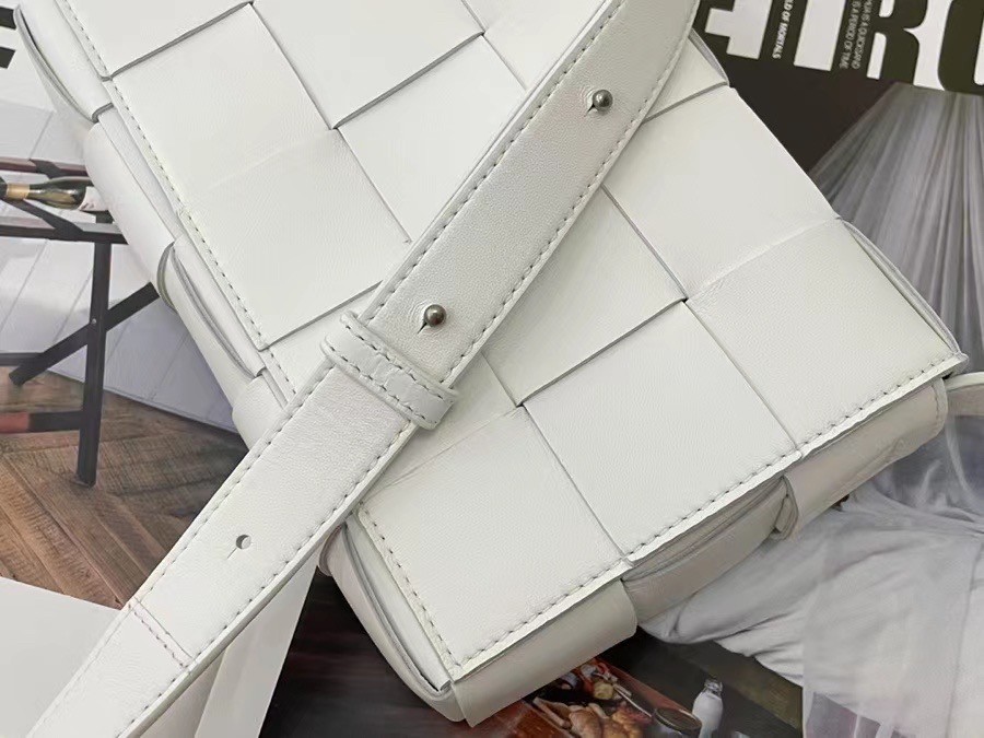 Bottega Veneta Cassett Bag In White Intrecciato Lambskin