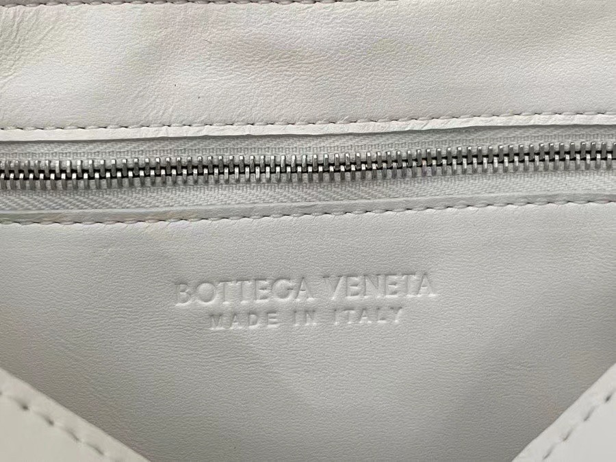 Bottega Veneta Cassett Bag In White Intrecciato Lambskin