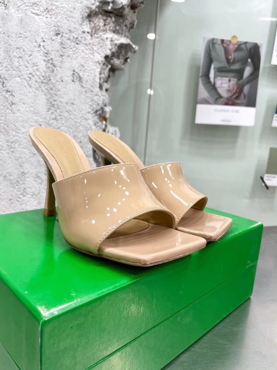 Bottega Veneta Stretch Mules 90mm In Beige Patent Leather