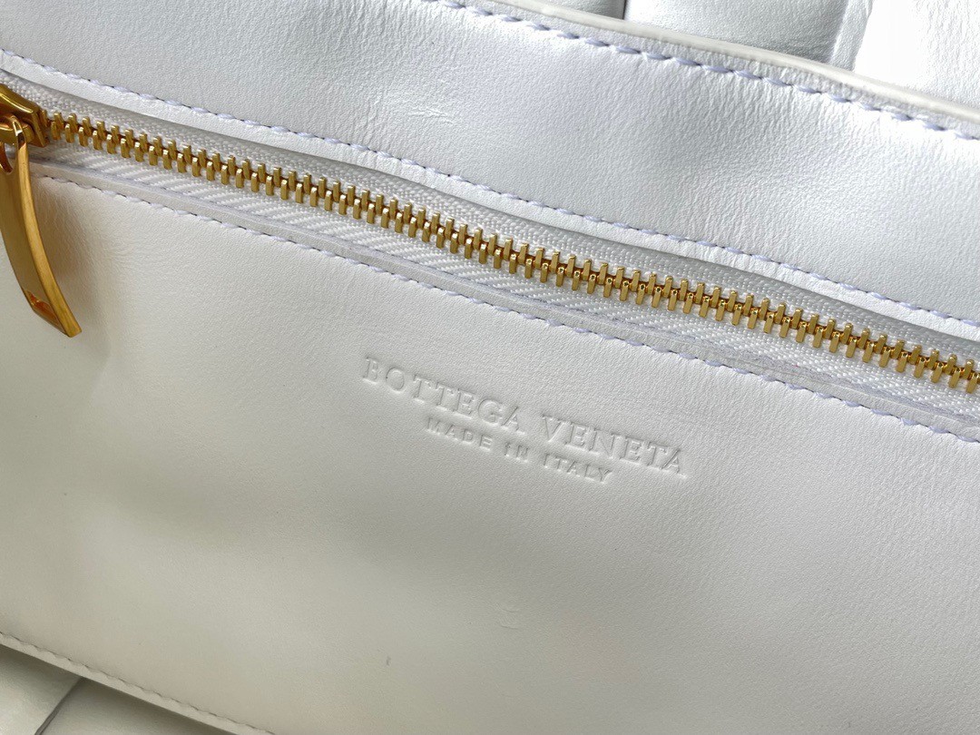 Bottega Veneta Chain Cassette Bag In White Lambskin