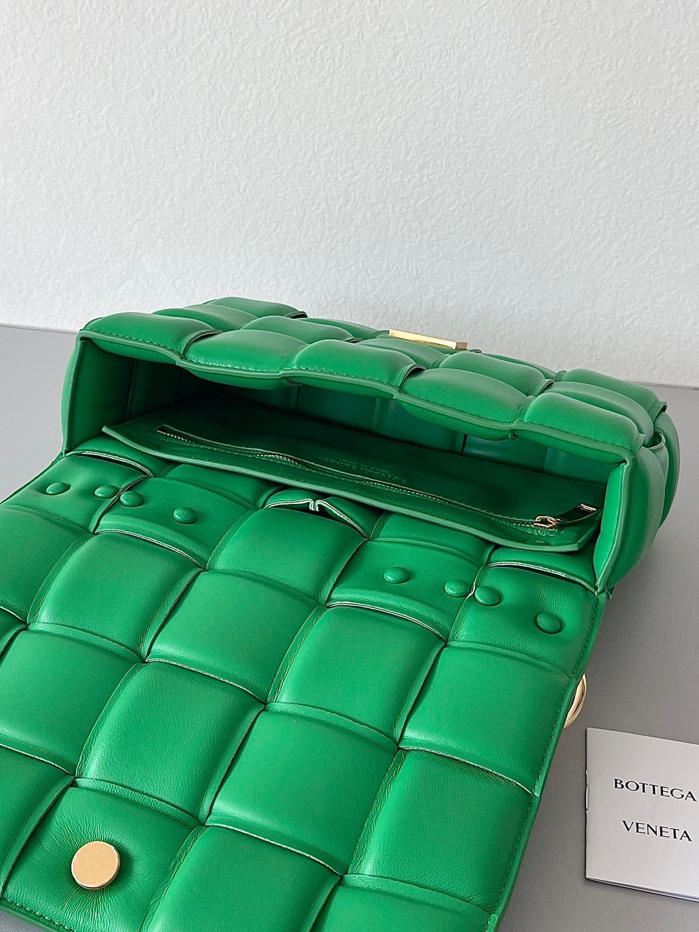 Bottega Veneta Chain Cassette Bag In Parakeet Lambskin