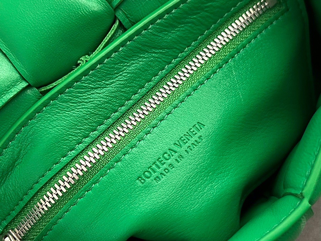 Bottega Veneta Small Padded Cassette Bag In Parakeet Lambskin