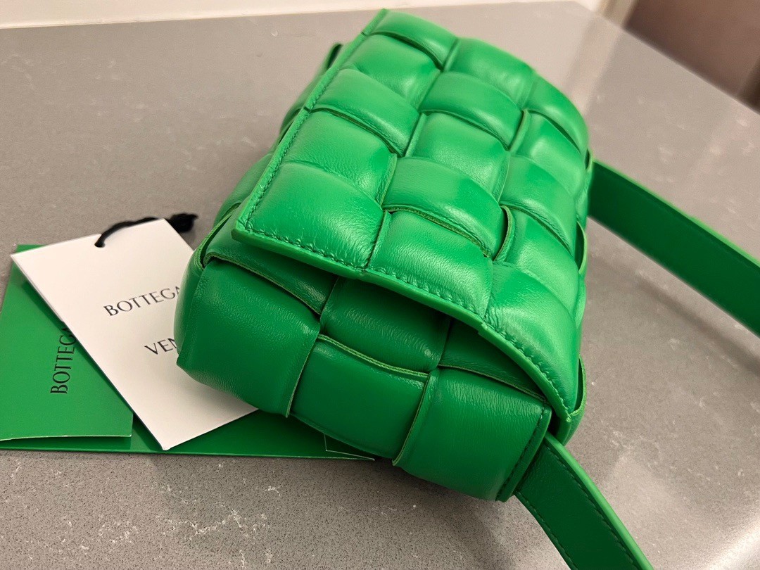 Bottega Veneta Small Padded Cassette Bag In Parakeet Lambskin