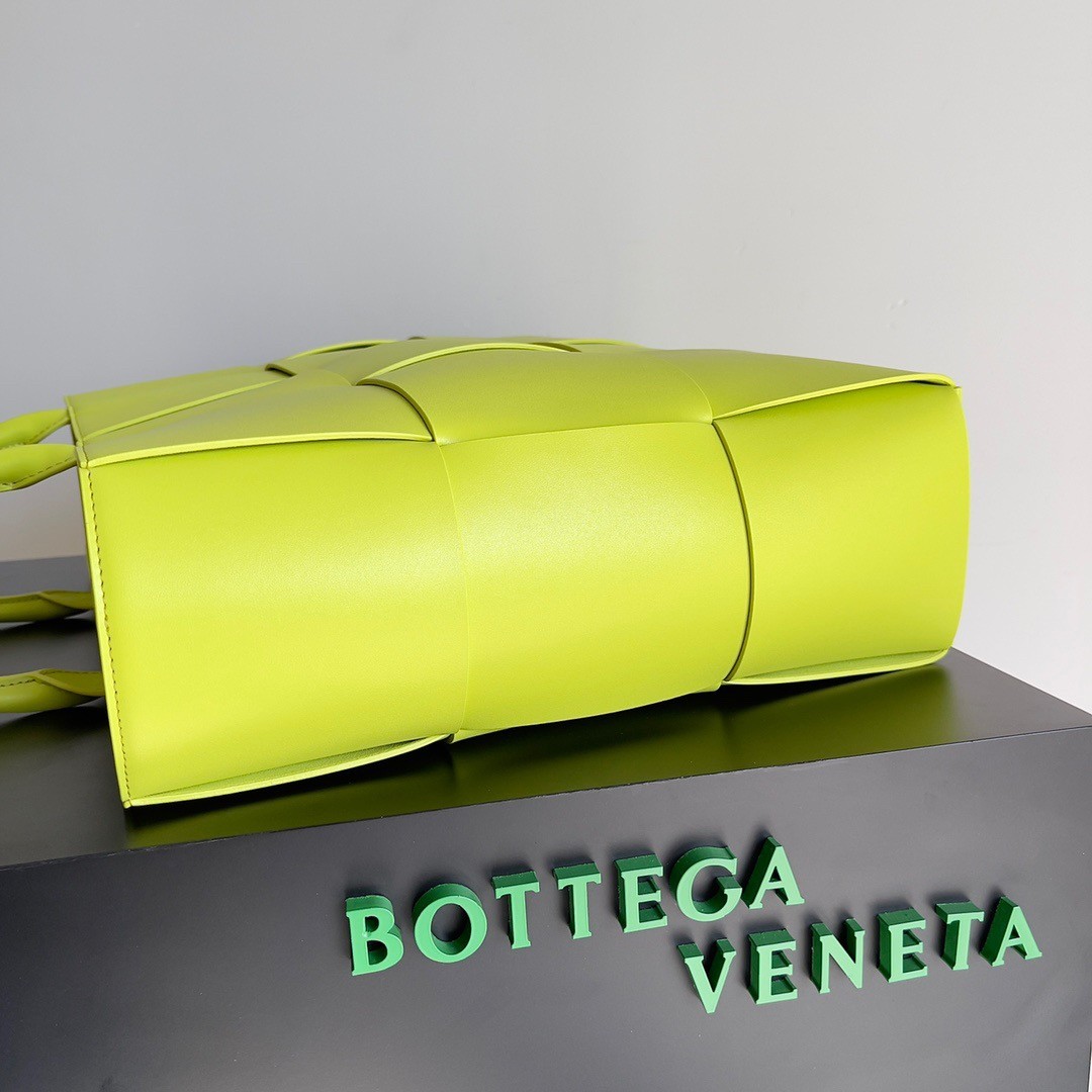 Bottega Veneta Large Arco Tote Bag In Kiwi Intrecciato Calfskin